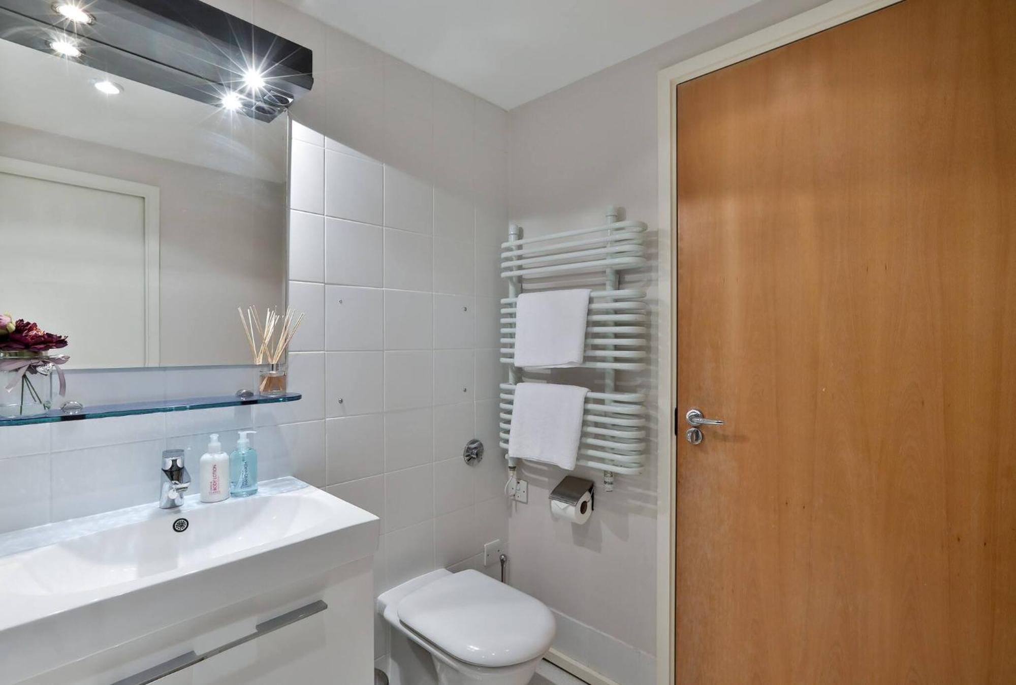 Wild Roses Serviced Apartments - Excel Warehouse 1 Londres Extérieur photo